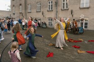 ABSURDIA: Medieval dance and mythical creatures